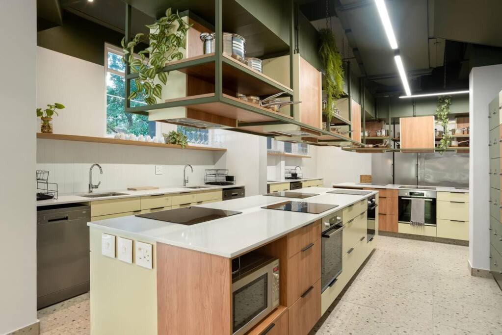 Central Modern City Escape Apartment! Кейптаун Екстериор снимка